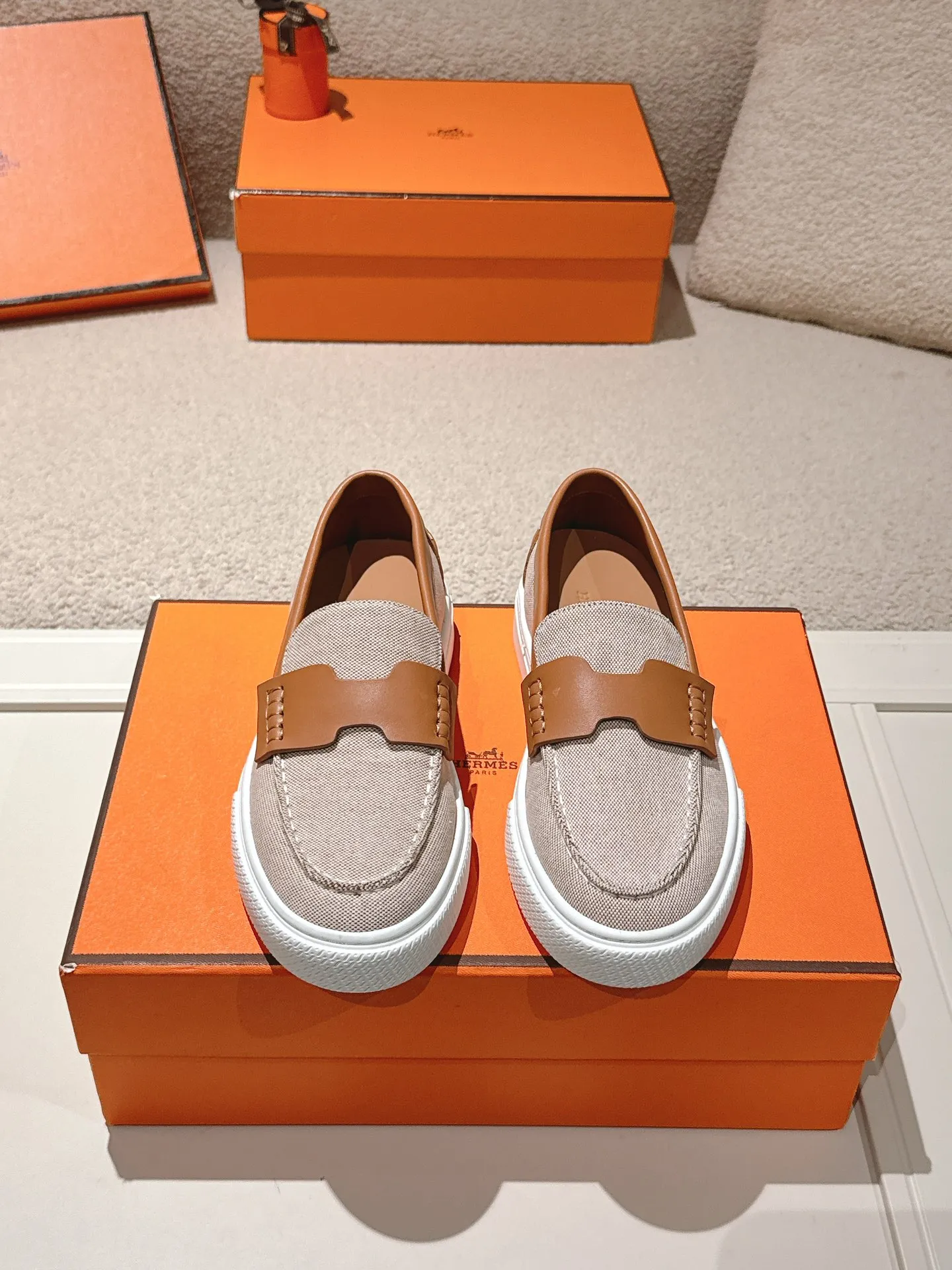 Men's men's shoes P620! Hermes# Thick Sole Couple Loafers These lace-up free sneakers in calfskin and washed denim feature signature "H" details. The design is simple and smooth, creating a fashionable urban look. It is comfortable and versatile. H family classics are not outdated, and the delivery counter is beautifully packaged🛍📦 Fabric: Original customized washed denim/first-layer cowhide Lining: Imported soft sheepskin Sole: Original open-molded anti-slip TPU material Size: 35-45